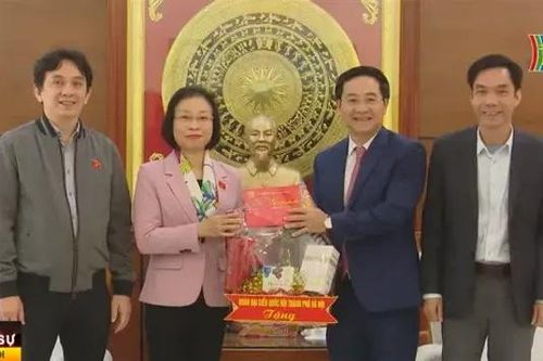 Người có hoàn cảnh khó khăn được tặng quà Tết