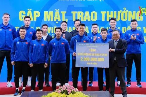 Hà Nội trao thưởng cho đội tuyển bóng đá Việt Nam