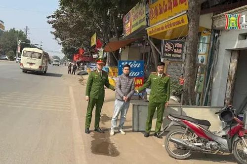 Hai thanh niên rủ nhau đi cướp hiệu vàng