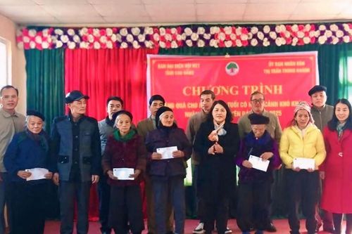 Ban đại diện Hội Người cao tuổi tỉnh tặng quà người cao tuổi có hoàn cảnh khó khăn tại huyện Trùng Khánh