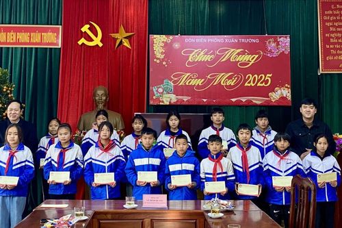 Đoàn công tác của tỉnh chúc Tết gia đình chính sách, các đơn vị lực lượng vũ trang huyện Bảo Lạc