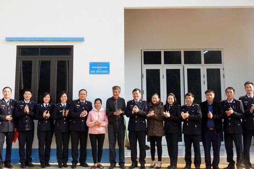 Cục Hải quan tỉnh trao tặng nhà tình nghĩa cho hộ nghèo, cận nghèo huyện Quảng Hòa