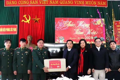 Đoàn đại biểu Quốc hội tỉnh tặng quà Đồn biên phòng trên địa bàn huyện Bảo Lạc, Bảo Lâm
