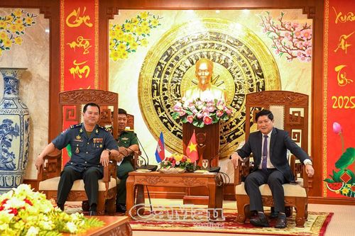Bộ Tư lệnh Hiến binh Vương quốc Campuchia thăm, chúc Tết tại Cà Mau