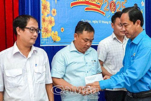 Công đoàn viên chức tỉnh Cà Mau trao 280 suất quà tết cho đoàn viên khó khăn