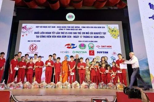 Ấm áp những vòng tay mùa xuân