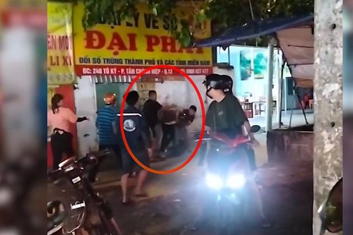 Va chạm giao thông, người đàn ông bị hai thanh niên đánh tới tấp trên phố
