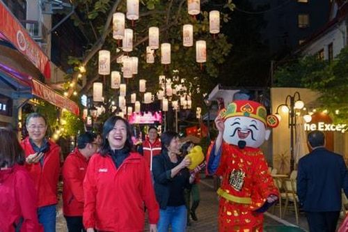 Phố ẩm thực Tống Duy Tân - ngõ Hàng Bông khoác áo mới cùng Coca-Cola Foodmarks