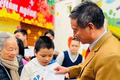 Tặng quà và hỗ trợ trẻ khuyết tật, tự kỷ