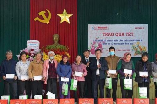 Báo Hànôịmới trao 100 suất quà nghĩa tình tại huyện Ba Vì và huyện Phúc Thọ