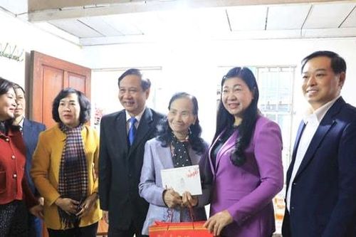 Chủ tịch Ủy ban MTTQ Việt Nam thành phố Hà Nội thăm, tặng quà gia đình thương binh tiêu biểu