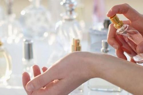 Có nên xịt nước hoa trực tiếp lên da?
