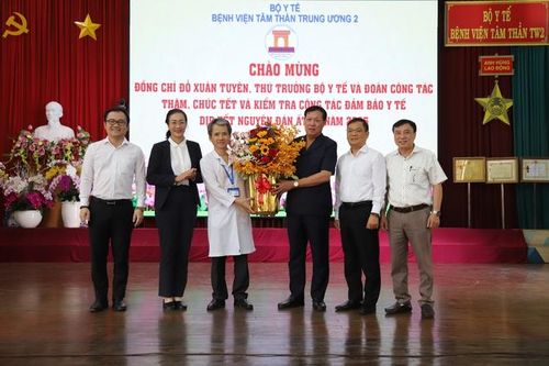Thứ trưởng Đỗ Xuân Tuyên thăm, chúc tết các bệnh viện phía Nam