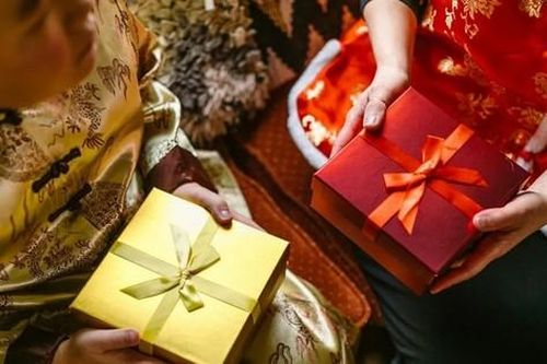 Cách chọn quà Tết ý nghĩa: Món quà phù hợp cho những người quan trọng nhất