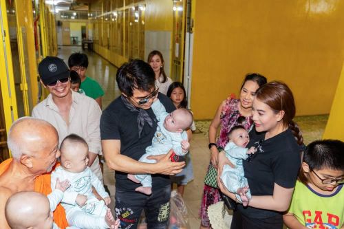 Trương Ngọc Ánh cùng ekip 'Dragonfly' đến thăm trẻ em mồ côi và người già dịp cuối năm