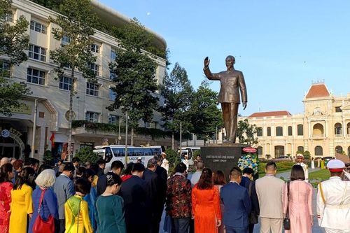 Kiều bào dâng hoa tưởng nhớ Chủ tịch Hồ Chí Minh