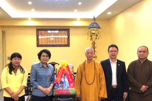 Phó Chủ tịch Tô Thị Bích Châu chúc Tết Đại lão Hòa thượng Thích Trí Quảng