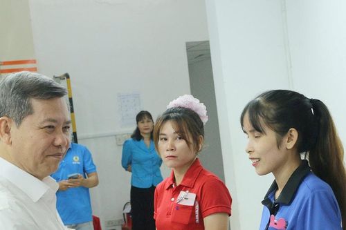 Chánh án Tòa án Nhân dân Tối cao Lê Minh Trí thăm, tặng quà Tết người lao động tại tỉnh Bình Phước