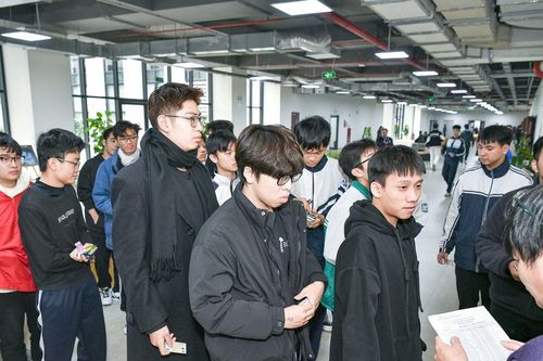 Hàng nghìn thí sinh 'mở hàng' kỳ thi đánh giá tư duy đầu tiên năm 2025