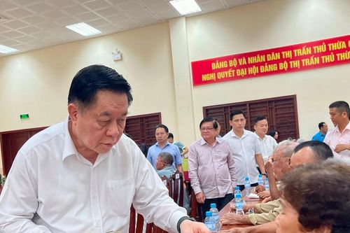 Trưởng Ban Tuyên giáo Trung ương Nguyễn Trọng Nghĩa trao quà Tết tới đồng bào nghèo ở Long An