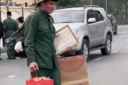Chàng trai được 19 người bạn thân thuở thơ ấu đến đón mừng ra quân