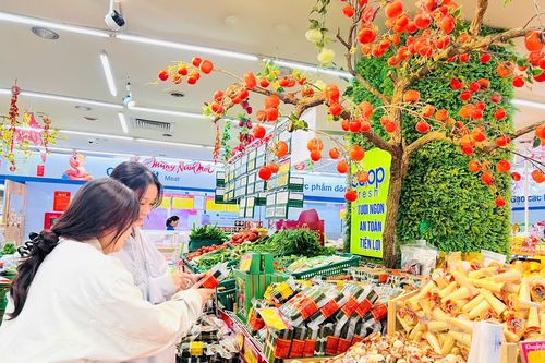 Mâm cỗ siêu thị đắt hàng