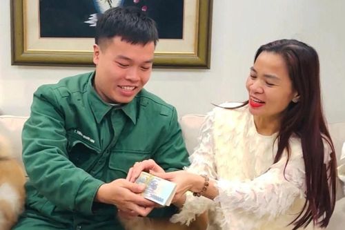 Món quà bất ngờ của con trai đem về biếu bố mẹ sau 2 năm đi nghĩa vụ