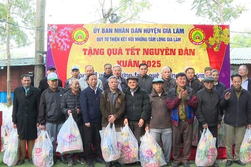 Quỹ từ thiện kết nối những tấm lòng Gia Lâm trao gần 1.000 suất quà