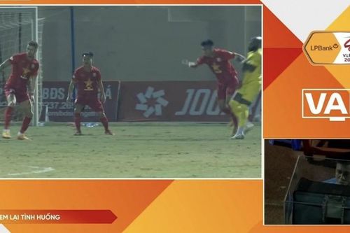 Cầu thủ V-League đạp chân thẳng vào ngực đối thủ nhưng thoát thẻ từ trọng tài FIFA dù VAR đã can thiệp