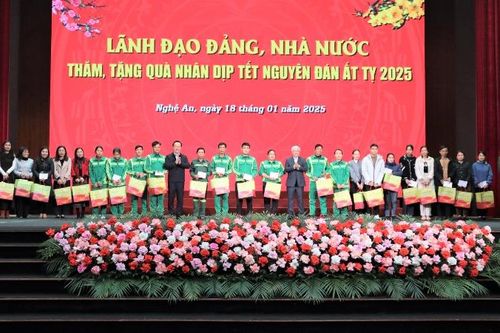 Hàng nghìn suất quà Tết đến với công nhân, người lao động Nghệ An