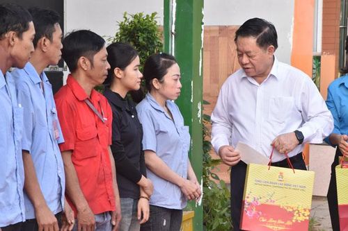Đồng chí Nguyễn Trọng Nghĩa thăm, tặng quà Tết tại Tiền Giang