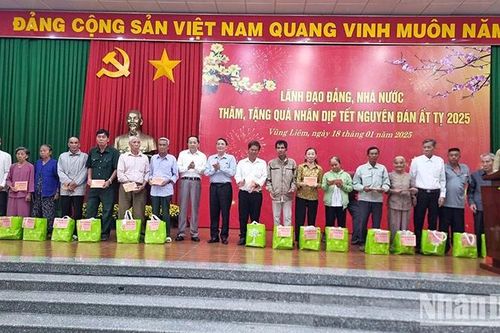 Phó Chủ tịch Quốc hội Nguyễn Đức Hải thăm, tặng quà Tết tại Vĩnh Long
