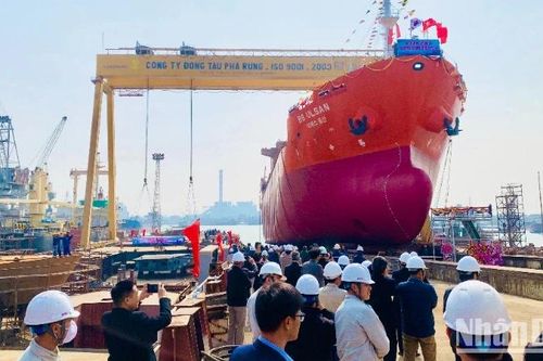 Hạ thủy thành công tàu chở dầu, hóa chất 13 nghìn tấn xuất khẩu sang Hàn Quốc