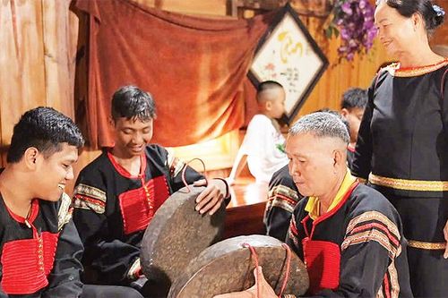 Gìn giữ buôn làng