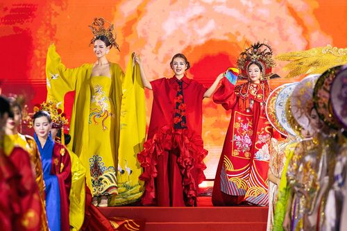 Nhà thiết kế Thạch Linh đem năng lượng trẻ vào cổ phục