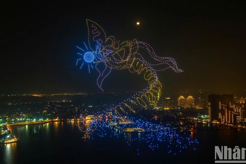 Drone Lighting tại Hòa nhạc Ánh sáng 'họa hình di sản' trên trời đêm Hà Nội