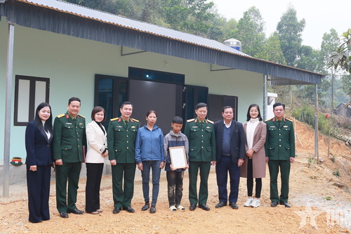 Học viện Quân y trao 'Ngôi nhà 100 đồng' tặng đối tượng chính sách tại Thái Nguyên