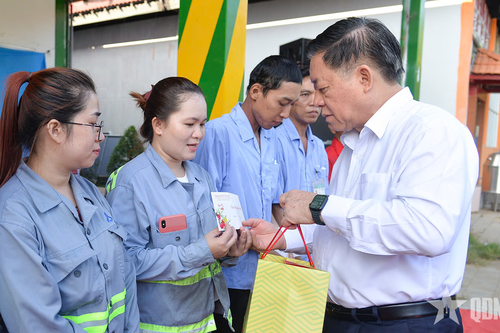 Đồng chí Nguyễn Trọng Nghĩa trao quà tặng công nhân tại Tiền Giang
