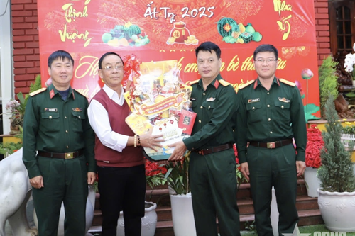 Tỉnh ủy Đắk Nông thăm tặng quà Tết các đồng chí nguyên Chỉ huy trưởng Bộ CHQS tỉnh
