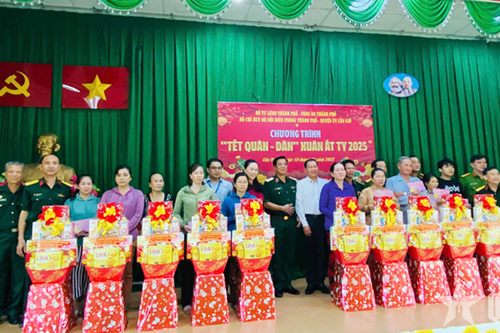 Ấm áp nghĩa tình 'Tết quân dân - Xuân Ất Tỵ 2025' tại TP Hồ Chí Minh