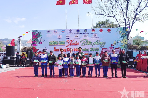 'Xuân biên phòng ấm lòng dân bản' khu vực biên giới Việt Nam - Lào
