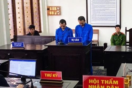 Đôi bạn nghiện cùng xộ khám