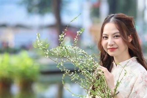Bạn trẻ chọn kiểu áo dài nào cho mùa Tết 2025?