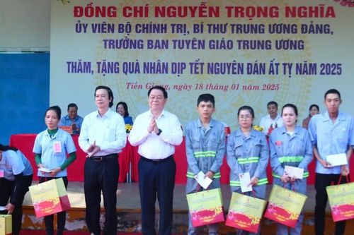 Trưởng Ban Tuyên giáo Trung ương tặng quà tết cho công nhân tại Tiền Giang