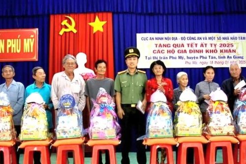 Tặng quà tết đến hộ nghèo, gia đình chính sách vùng căn cứ cách mạng tại tỉnh An Giang