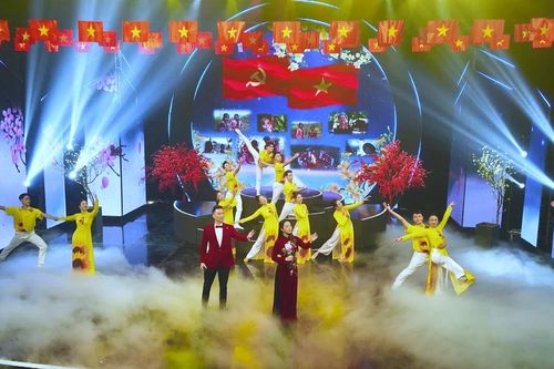 Chương trình 'Tết với đồng bào: Vạn dặm Xuân vui' được phát sóng vào mùng 1 tết trên VTV