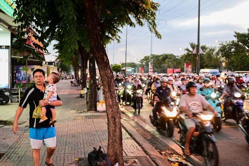 Hình ảnh người dân TP HCM nghiêm chỉnh chấp hành chờ đèn đỏ