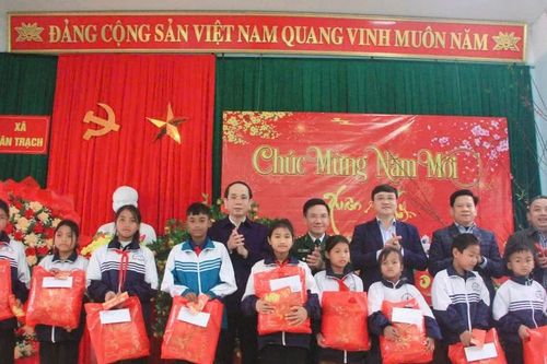 Mang Tết đến với đồng bào vùng khó Quảng Bình