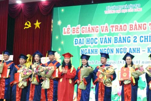 Trường ĐH Cửu Long trao bằng tốt nghiệp cho 490 tân cử nhân