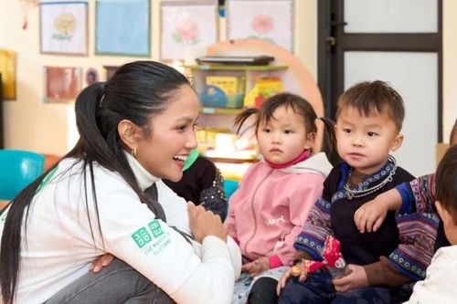 Hoa hậu H'Hen Niê giã và làm bánh dày cùng người dân Yên Bái